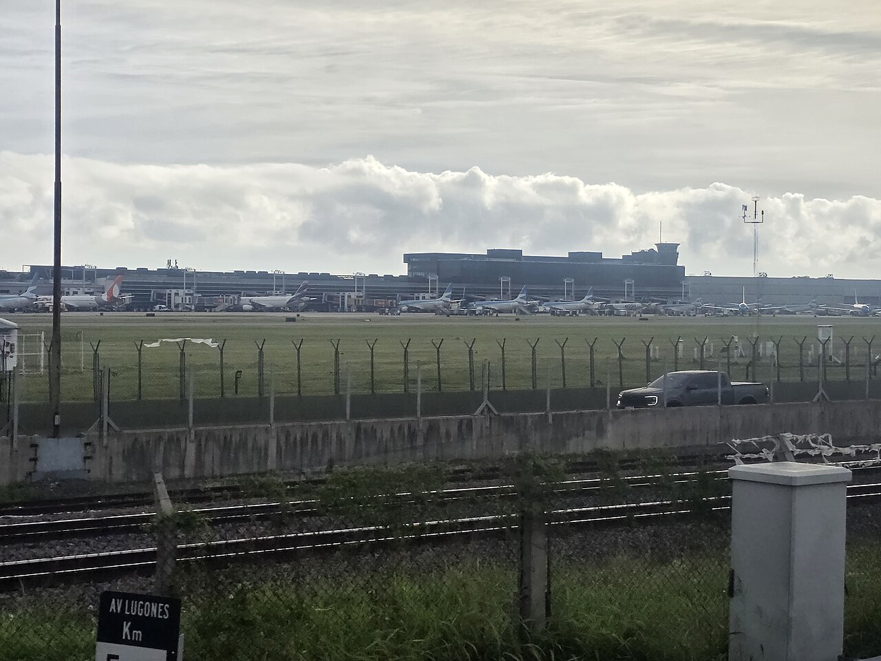 乔治·纽伯里机场的全景,停机坪上停放着多架飞机。