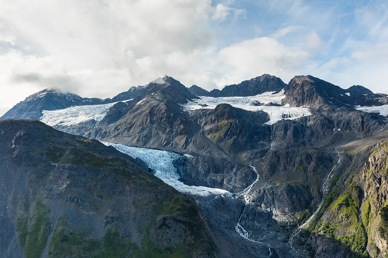 Vista panorámica de las montañas nevadas y glaciares del parque estatal Chugach en Alaska.