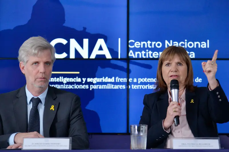 La ministra Patricia Bullrich y un funcionario presentan el nuevo Centro Nacional Antiterrorista en Argentina.