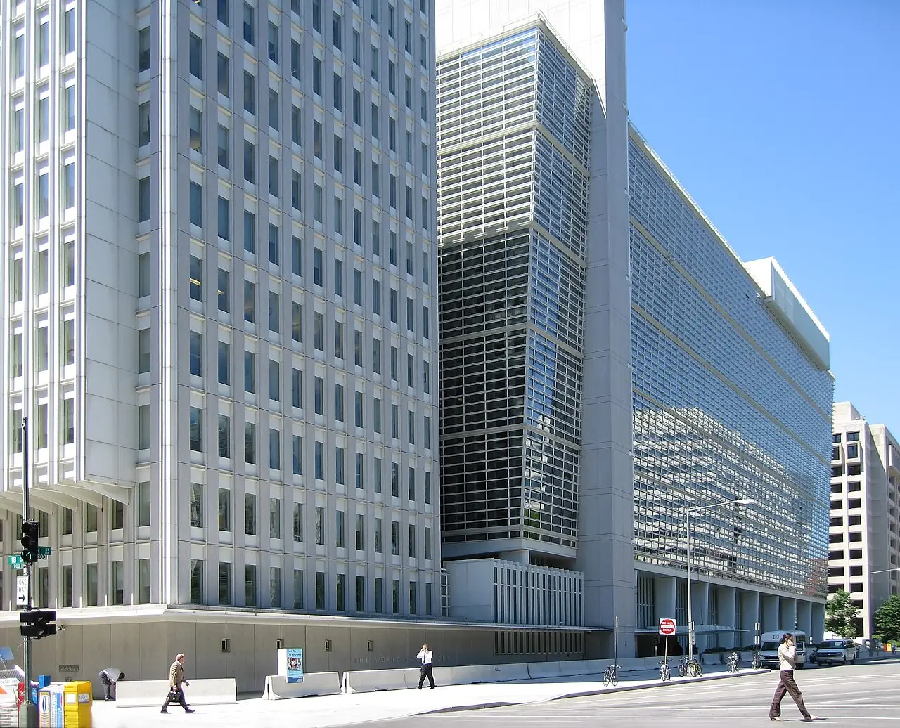 Fachada del edificio principal del Banco Mundial ubicado en la ciudad de Washington bajo cielo despejado.