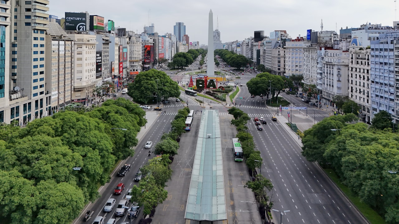 从空中俯瞰布宜诺斯艾利斯七月九日大道,可以看到方尖碑和公交专用道。