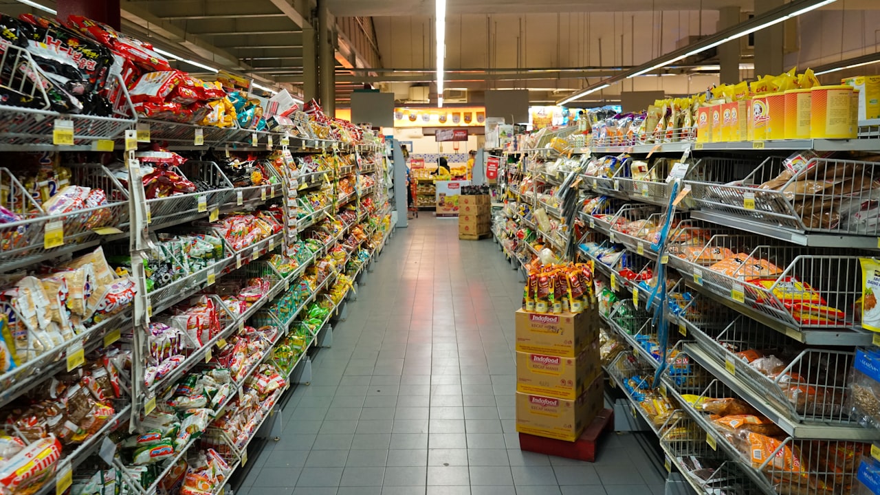 超市货架上摆满了各种食品和商品。