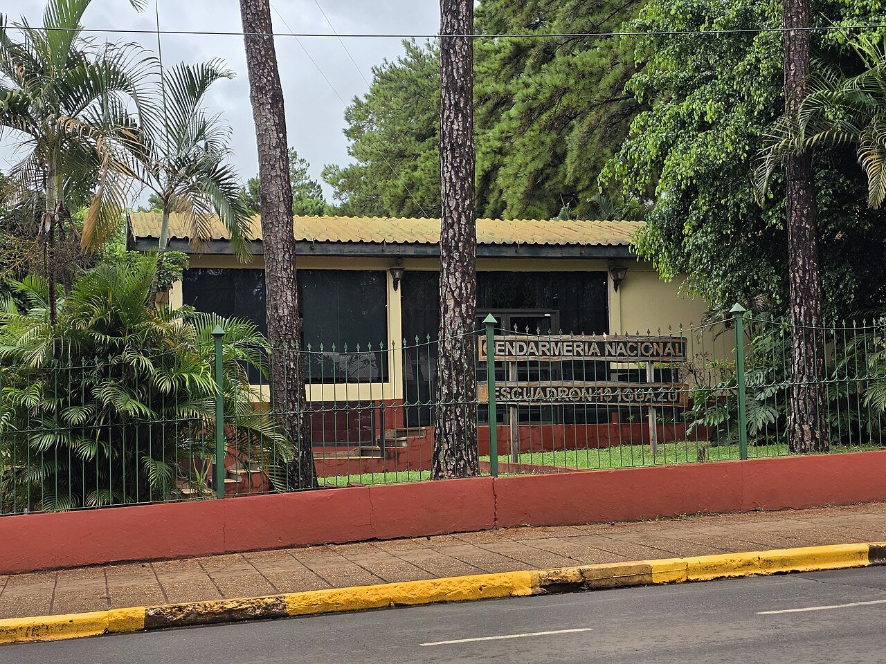 Fachada del Escuadrón 13 de Gendarmería Nacional rodeada de árboles en Puerto Iguazú.