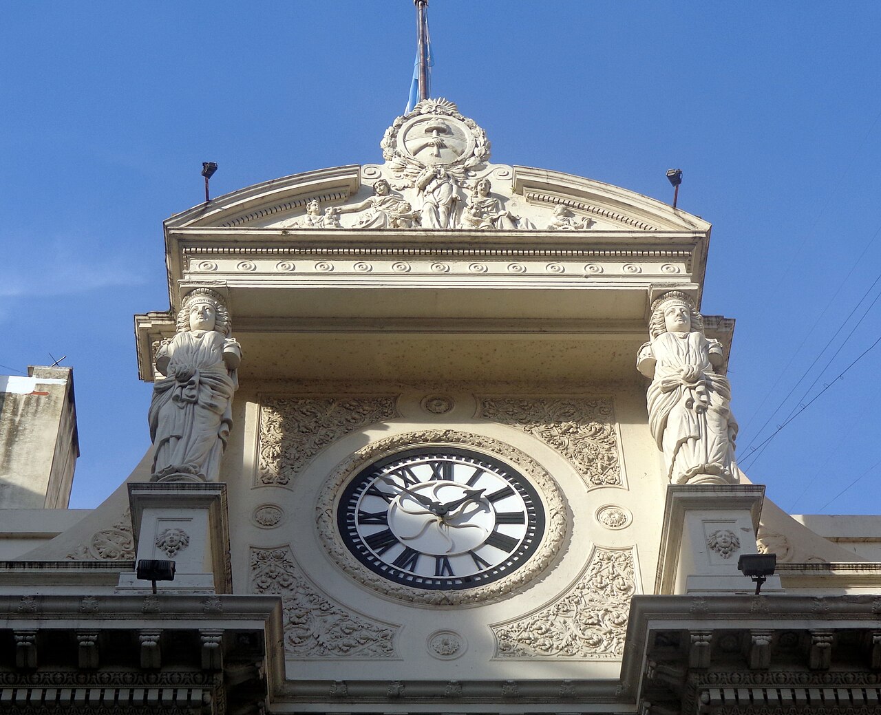 Fachada superior del edificio del Banco Central de la República Argentina con un gran reloj ornamental.