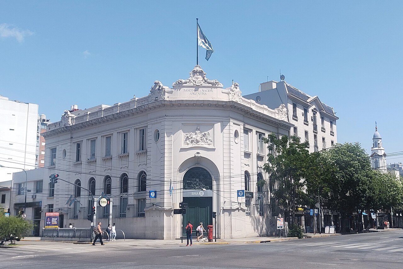 Fachada del edificio del Banco de la Nación Argentina ubicado en el barrio de Villa Urquiza.