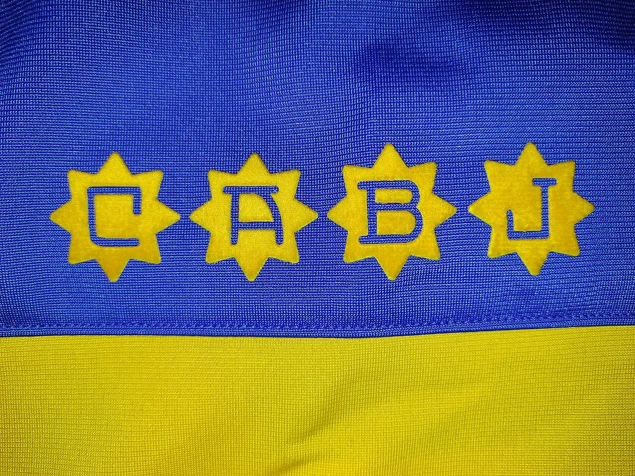 博卡青年队球衣上绣着的俱乐部缩写CABJ标志。