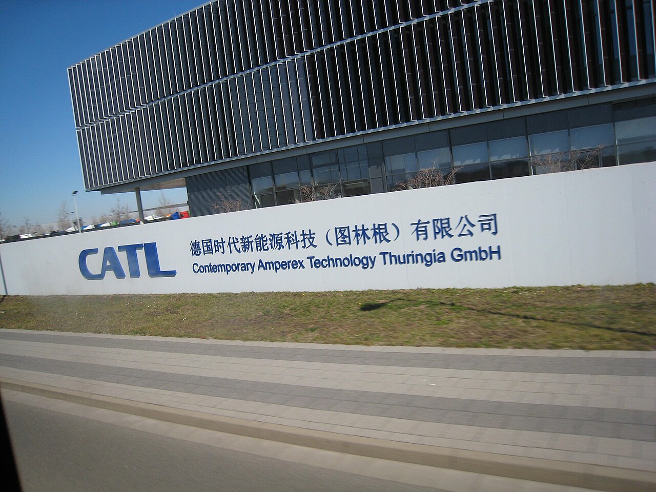 Fachada de una planta industrial de CATL con su logotipo corporativo claramente visible en el muro.