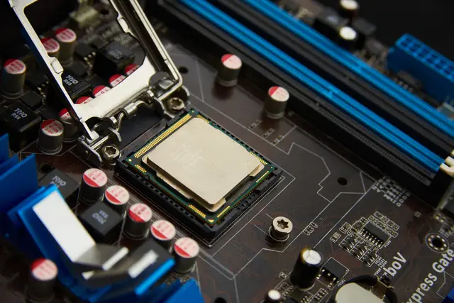 Primer plano de un procesador instalado en el zócalo de una placa base de computadora.