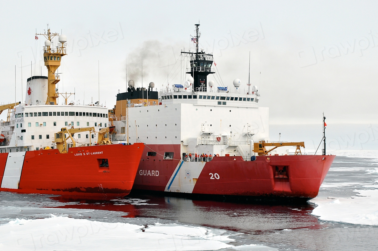 Dos grandes barcos rompehielos de la guardia costera amarrados juntos en aguas heladas del Ártico.
