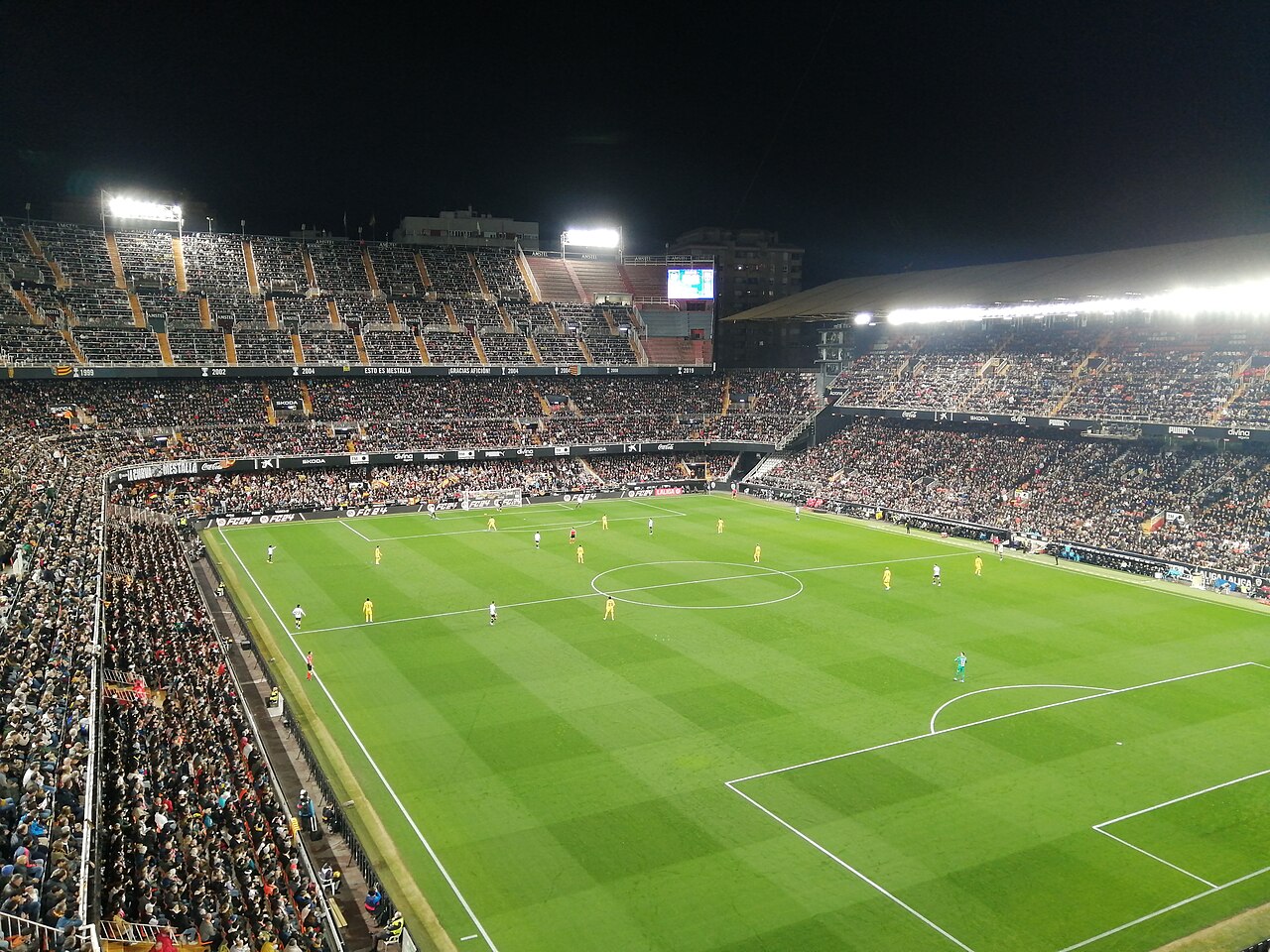 Vista panorámica de un estadio de fútbol iluminado durante un partido oficial de LaLiga española.