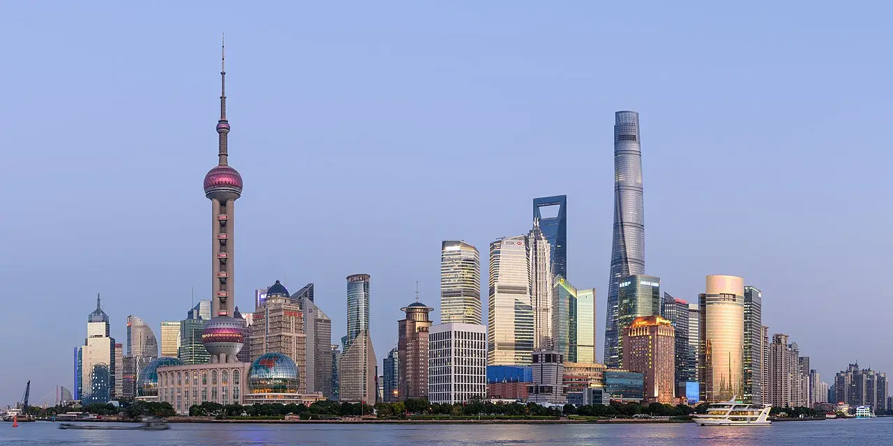 上海浦东现代天际线,包括摩天大楼和电视塔。