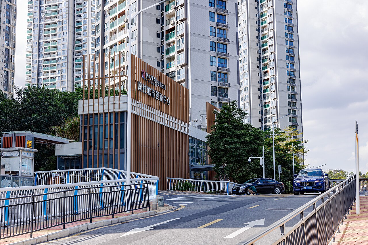 Entrada de un complejo residencial de Evergrande con edificios altos en Shenzhen.