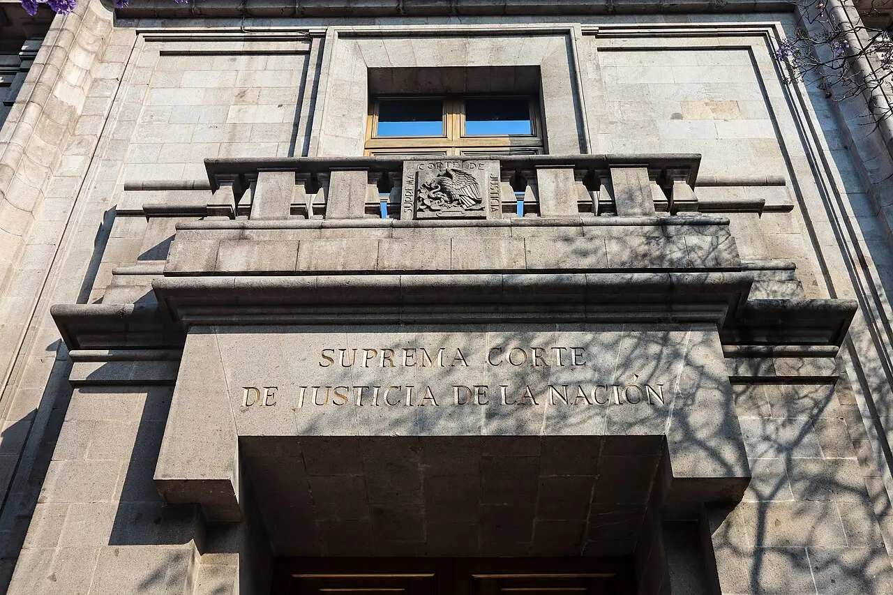 Fachada de piedra con la inscripción de la Suprema Corte de Justicia de la Nación.