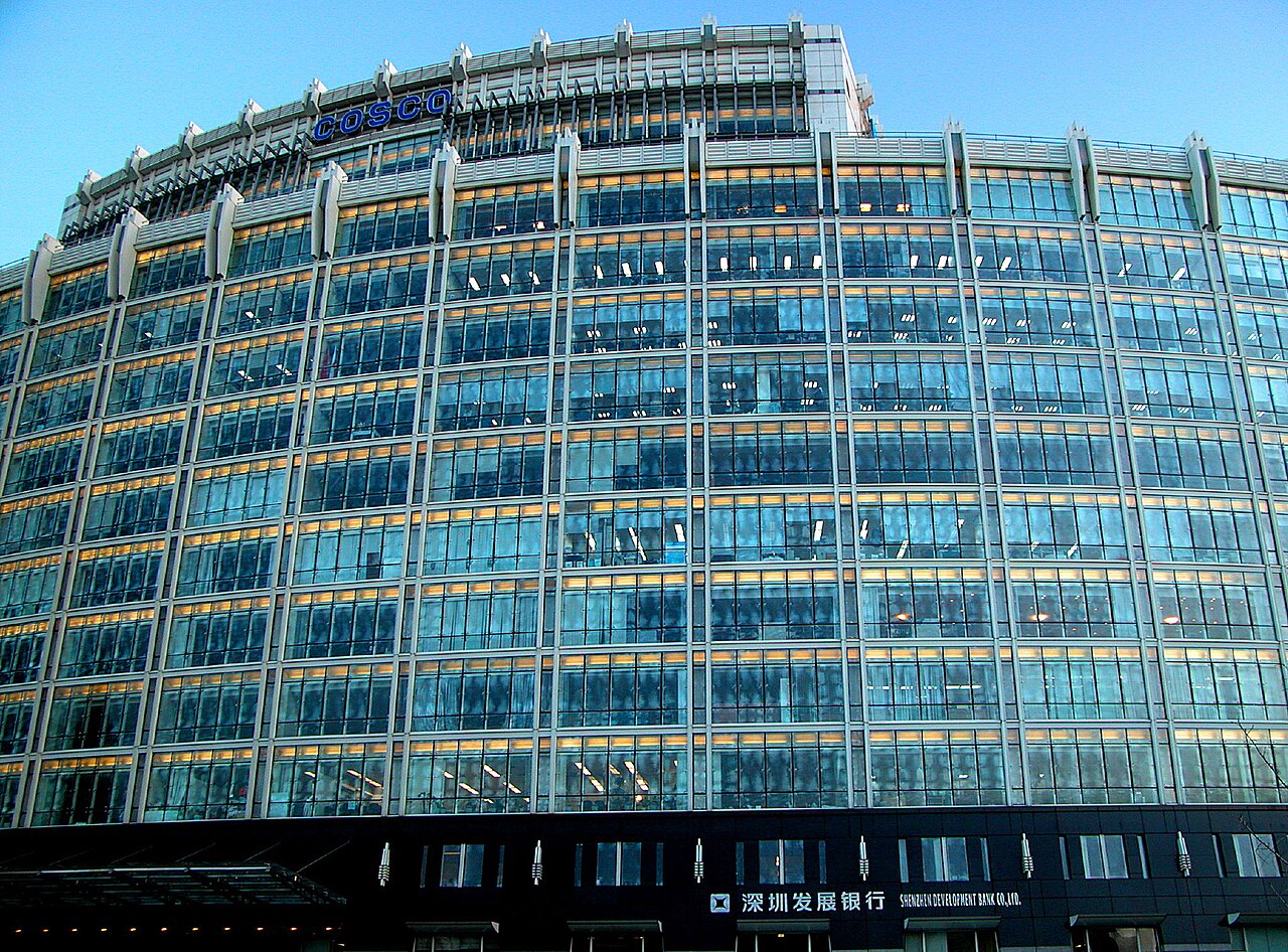 La fachada curva de un moderno edificio de oficinas con grandes ventanales vidriados.