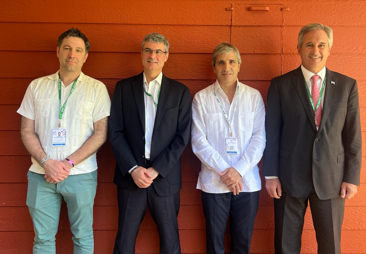 El ministro de economía Luis Caputo posa junto a otros funcionarios en un evento oficial.