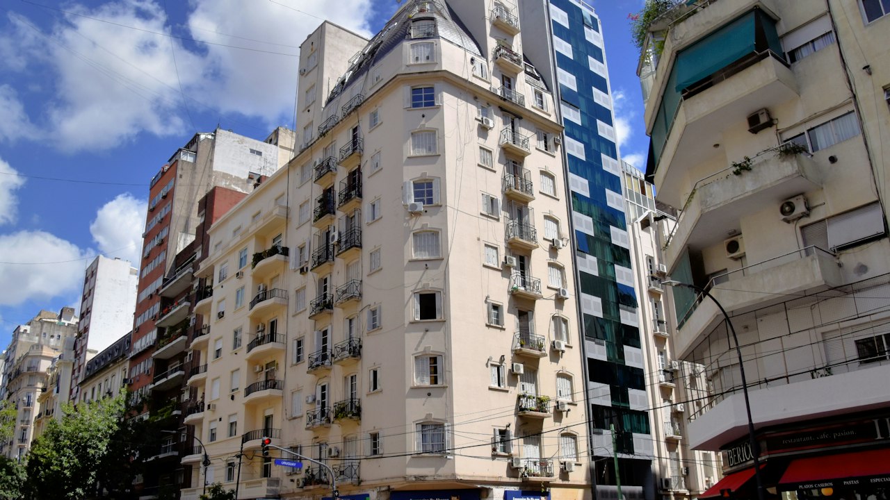 Vista de un edificio residencial clásico en una esquina de la ciudad de Buenos Aires.