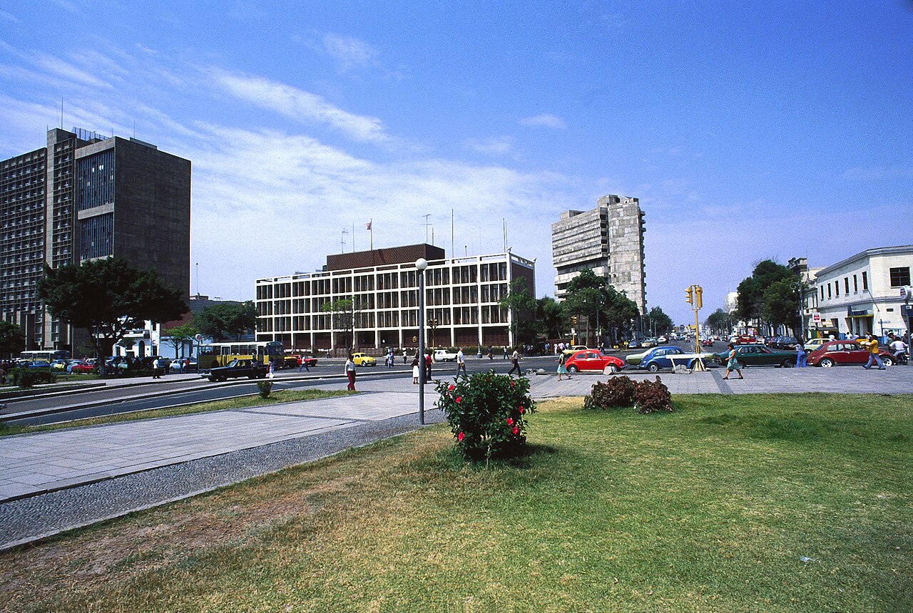 Vista panorámica de una zona urbana en Lima con edificios y tránsito vehicular cotidiano.