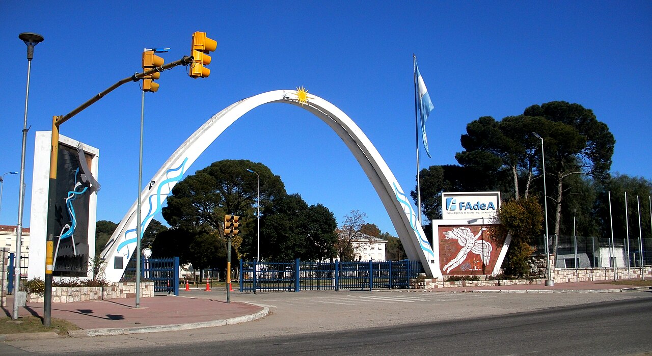 El arco de entrada a las instalaciones de la fábrica de aviones FAdeA en Argentina.