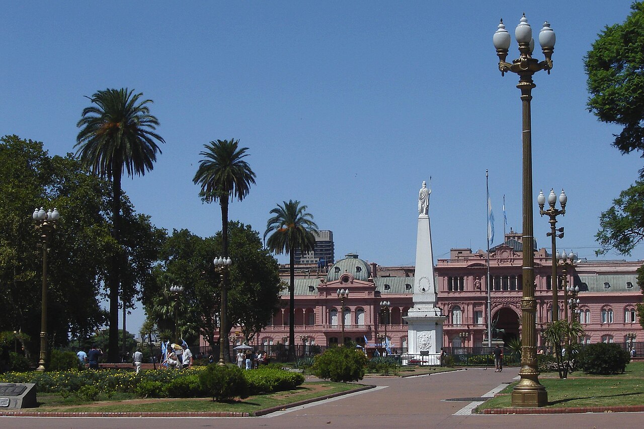 Vista panorámica de la Plaza de Mayo con la Casa Rosada al fondo bajo cielo despejado.
