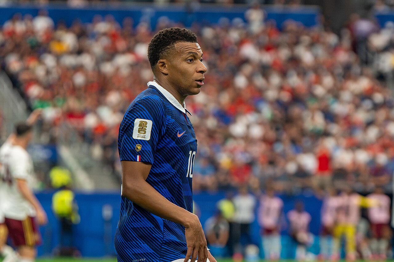 Kylian Mbappé camina por la cancha luciendo la camiseta titular de la selección francesa.