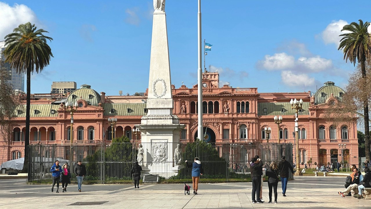 Vista de la Plaza de Mayo con la Pirámide de Mayo y la Casa Rosada al fondo.