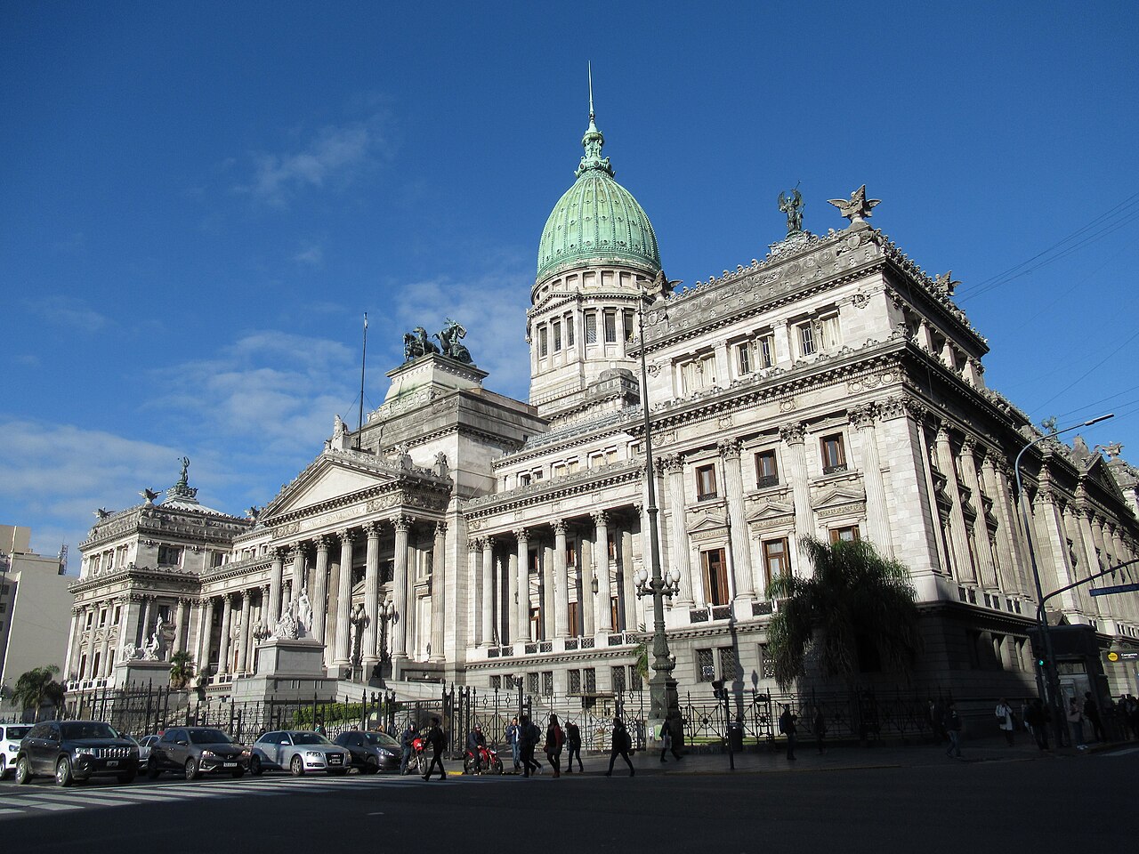 Vista exterior del Palacio del Congreso de la Nación Argentina bajo un cielo despejado.