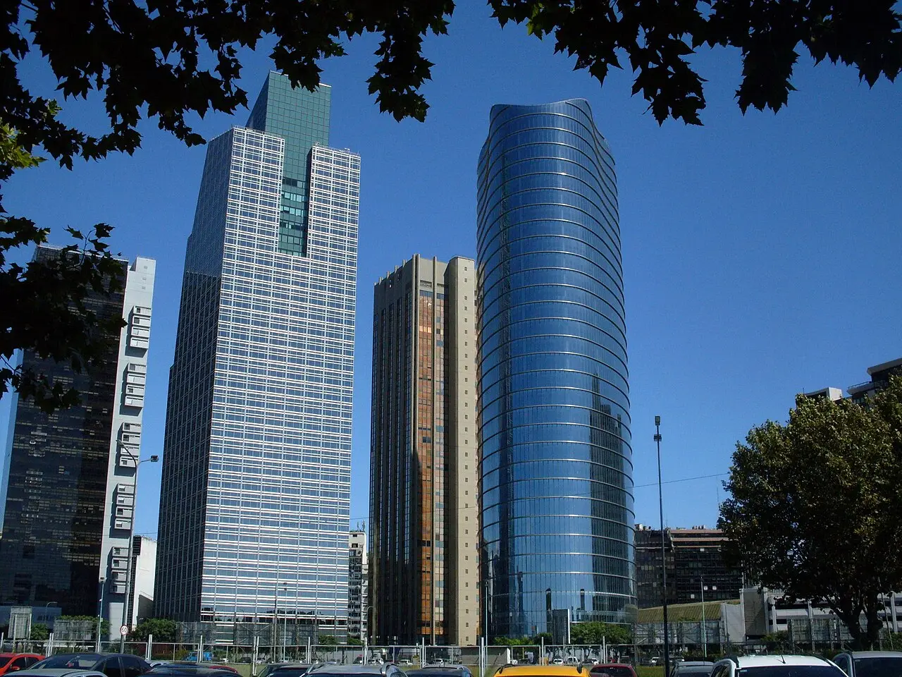 Edificios modernos de oficinas y torres de cristal en el distrito financiero de Buenos Aires.