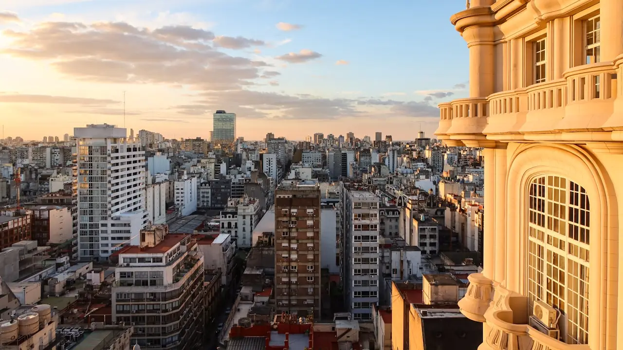 Fortalecimiento global del dólar impacta en Argentina y reconfigura inversiones