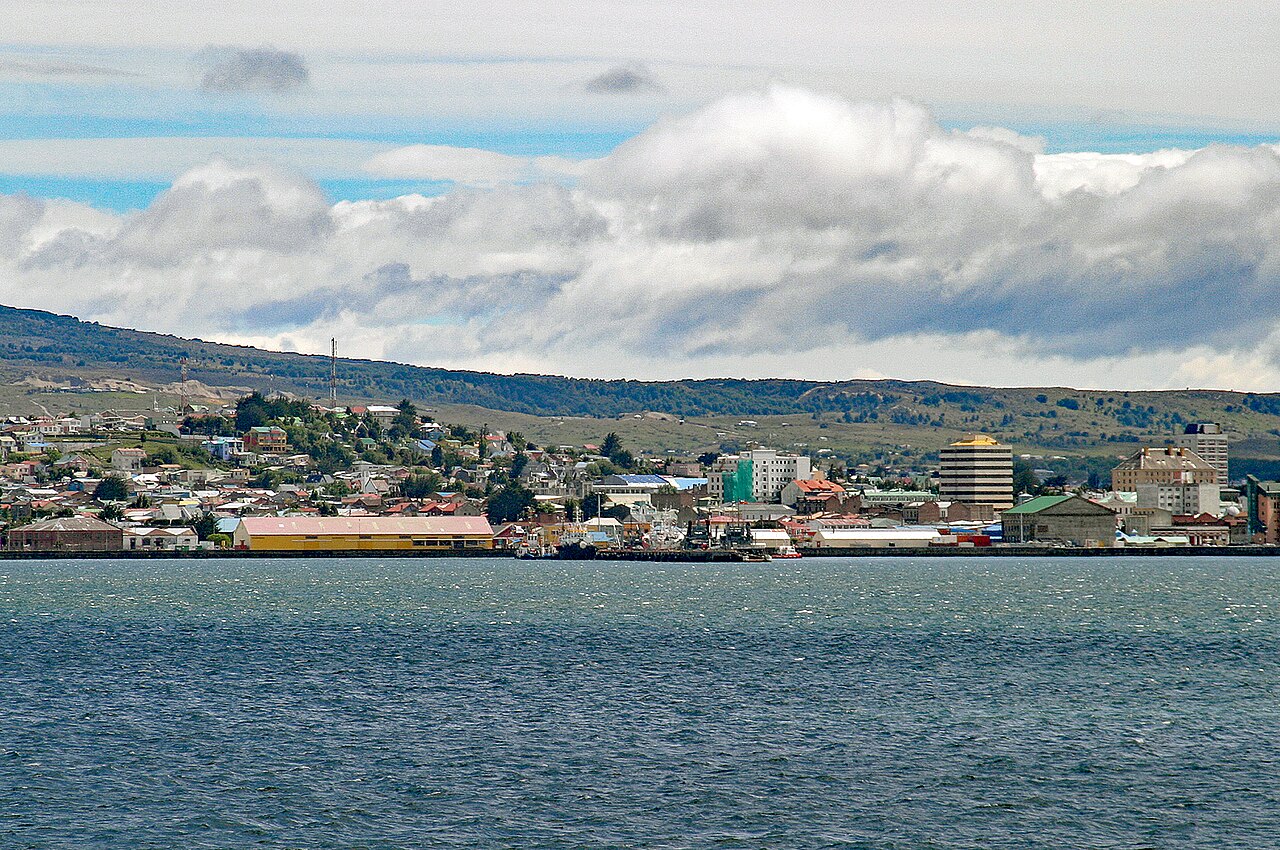 Vista panorámica de la ciudad costera de Punta Arenas frente al mar.