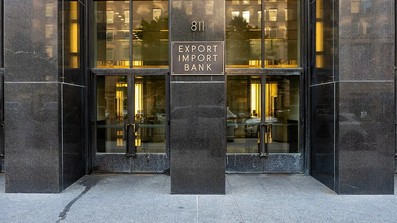 Fachada de la sede del Export-Import Bank de Estados Unidos con sus puertas principales.