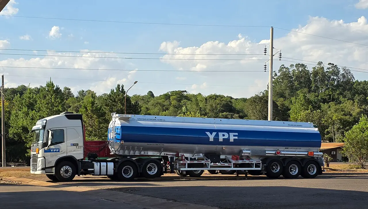 Camión cisterna de la empresa energética YPF estacionado en una ruta argentina.