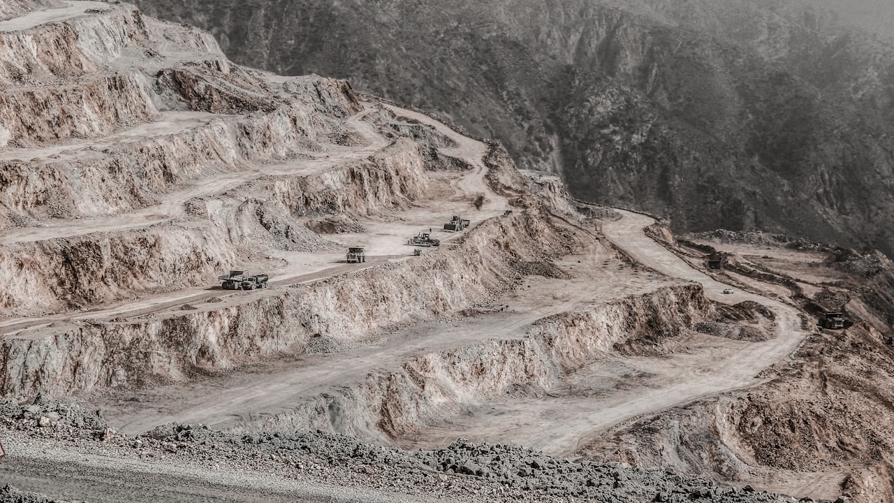 矿山的鸟瞰图,山坡上开凿出蜿蜒的之字形道路。