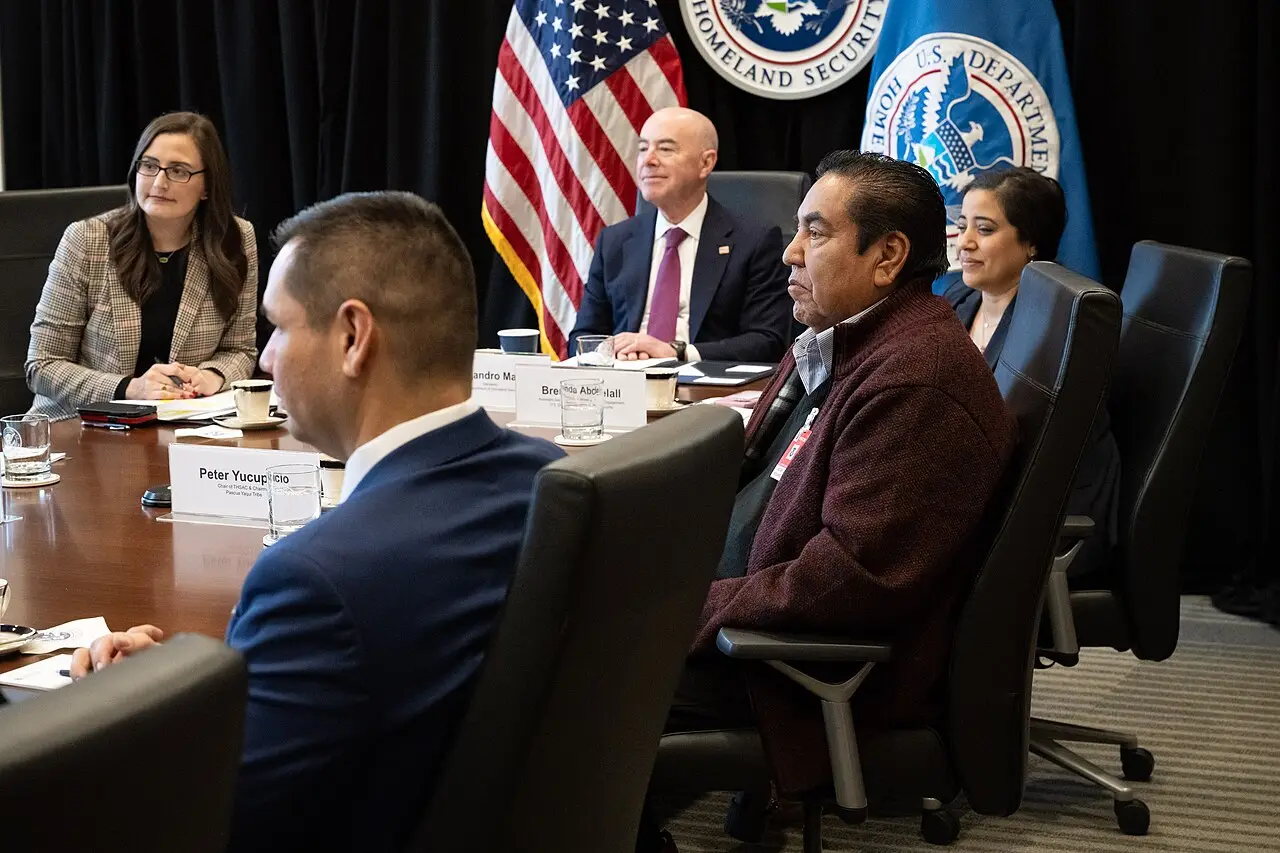 El secretario de Seguridad Nacional de Estados Unidos preside una reunión formal en una oficina gubernamental.