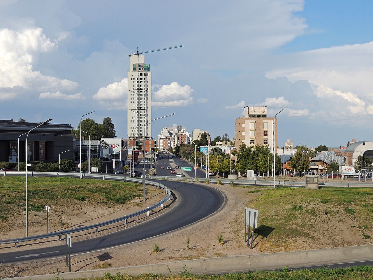 Vista panorámica de la ciudad de Neuquén con edificios modernos y calles pavimentadas.