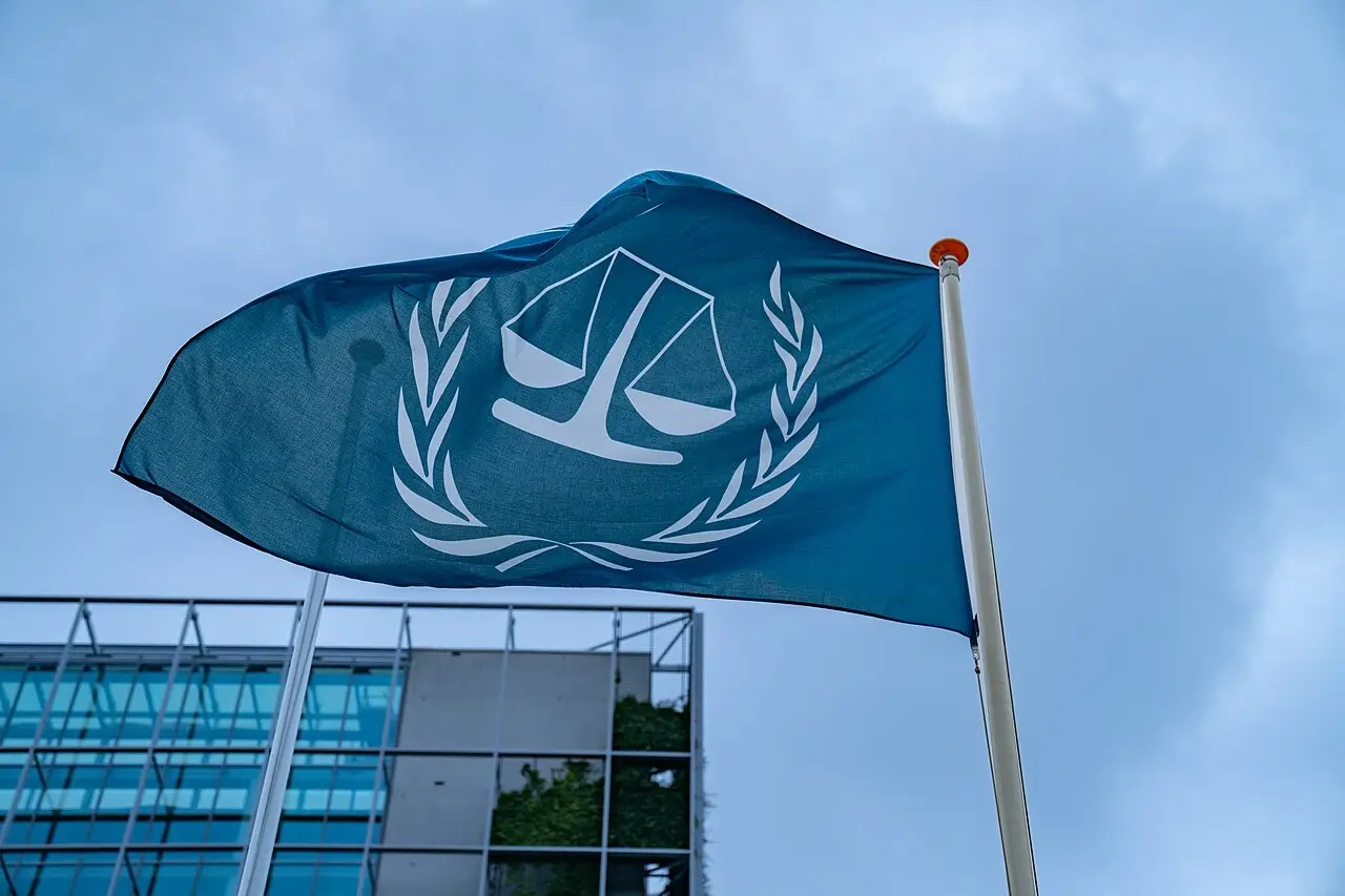 国际刑事法院的旗帜在荷兰总部大楼前飘扬。