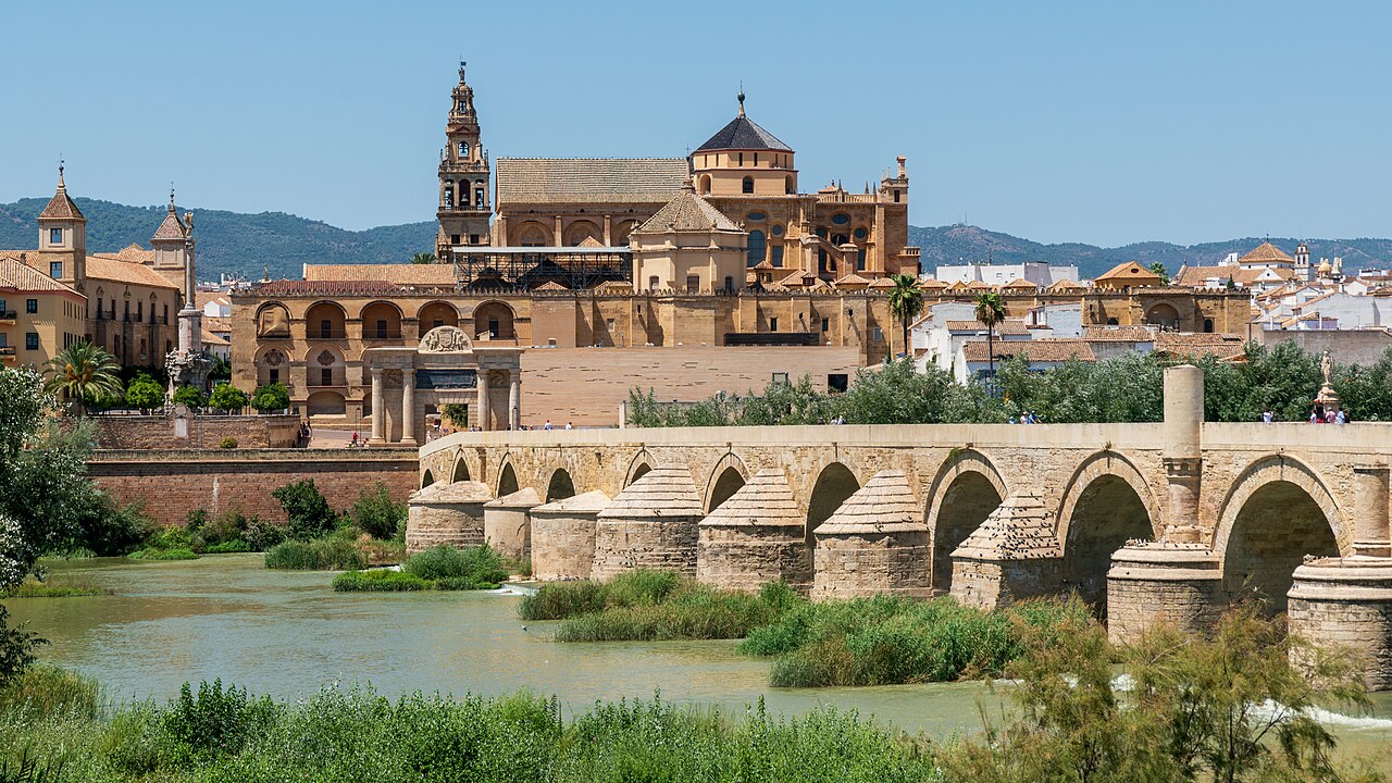 Vista panorámica del puente romano y la mezquita catedral en la ciudad de Córdoba España.