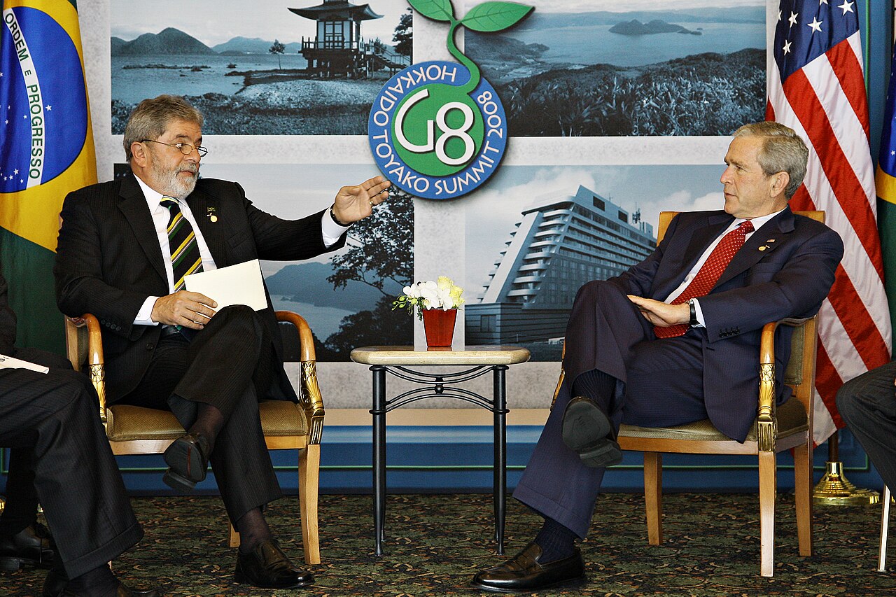 El presidente brasileño Lula da Silva conversa sentado con George W. Bush en una reunión.