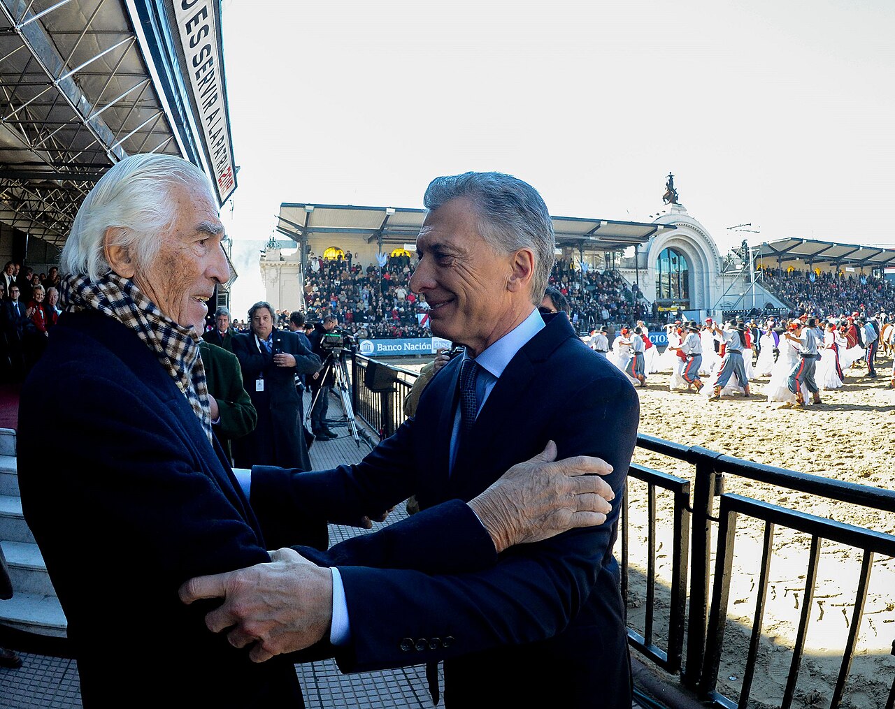 Mauricio Macri saluda a un hombre en el predio de La Rural durante un evento oficial.