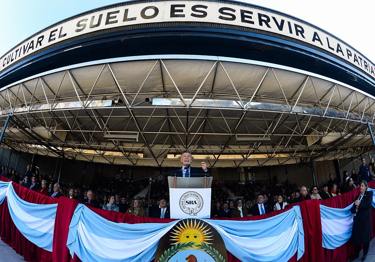 Mauricio Macri habla desde un podio frente a una audiencia en el predio de La Rural.