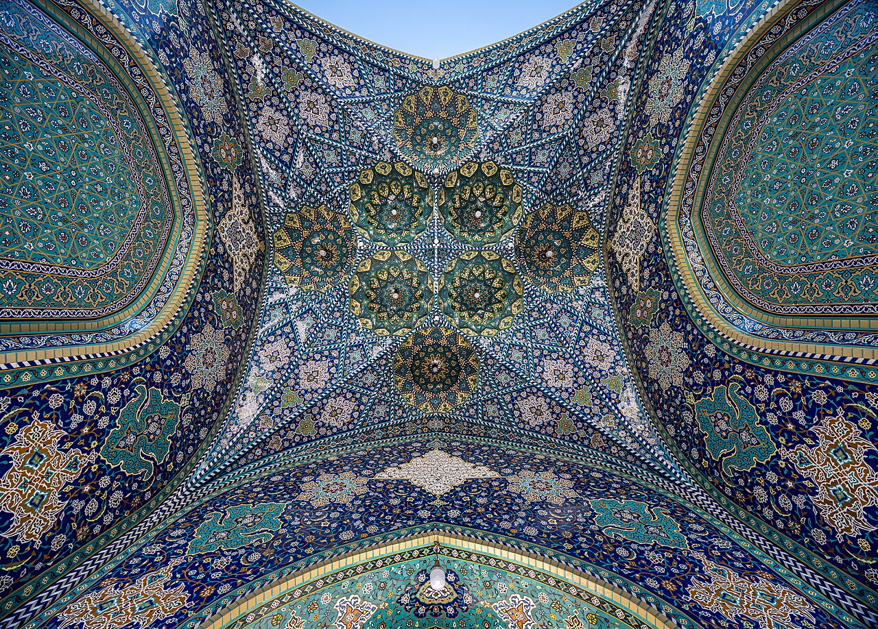 Detalle arquitectónico de la cúpula decorada con mosaicos azules en el santuario de Fatima Masumeh.