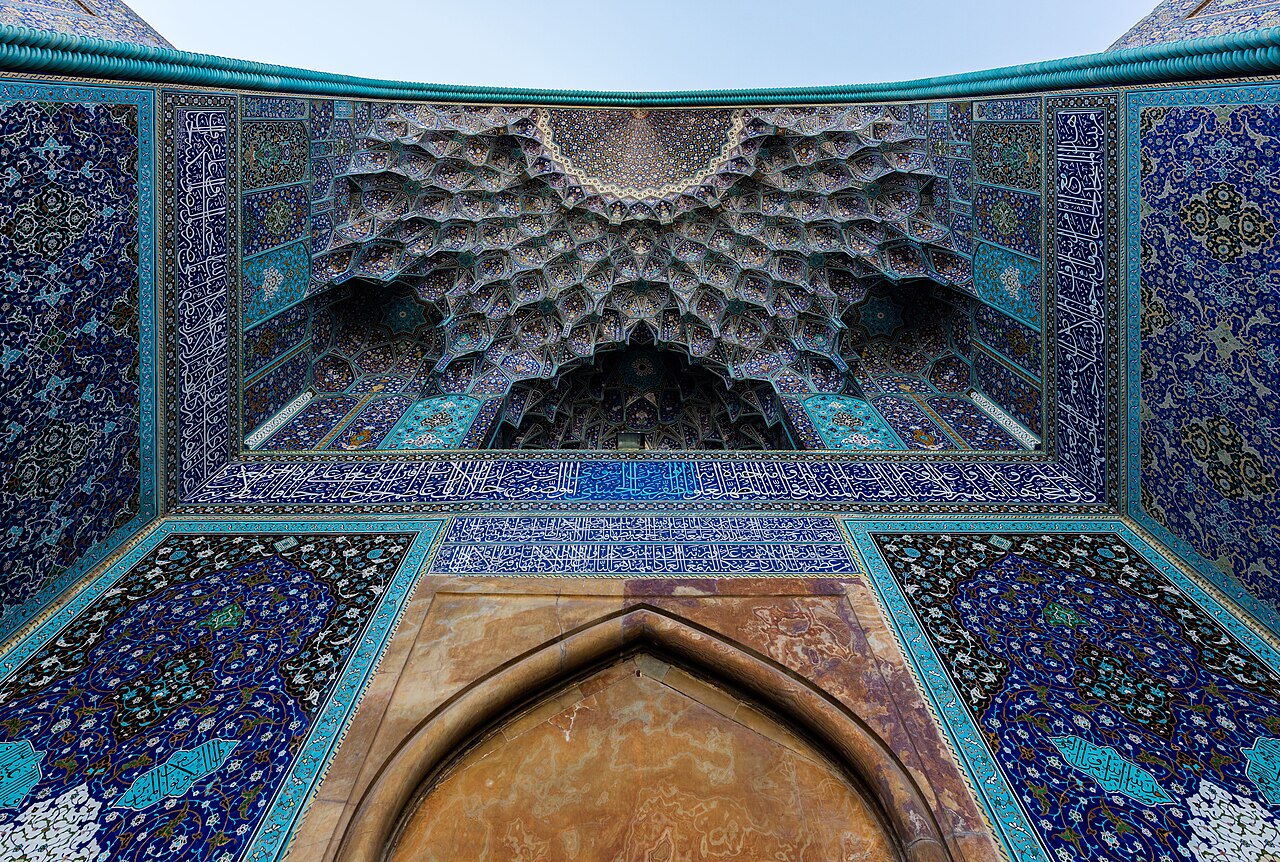 Detalle arquitectónico de la cúpula y los azulejos azules de la Mezquita Shah en Irán.