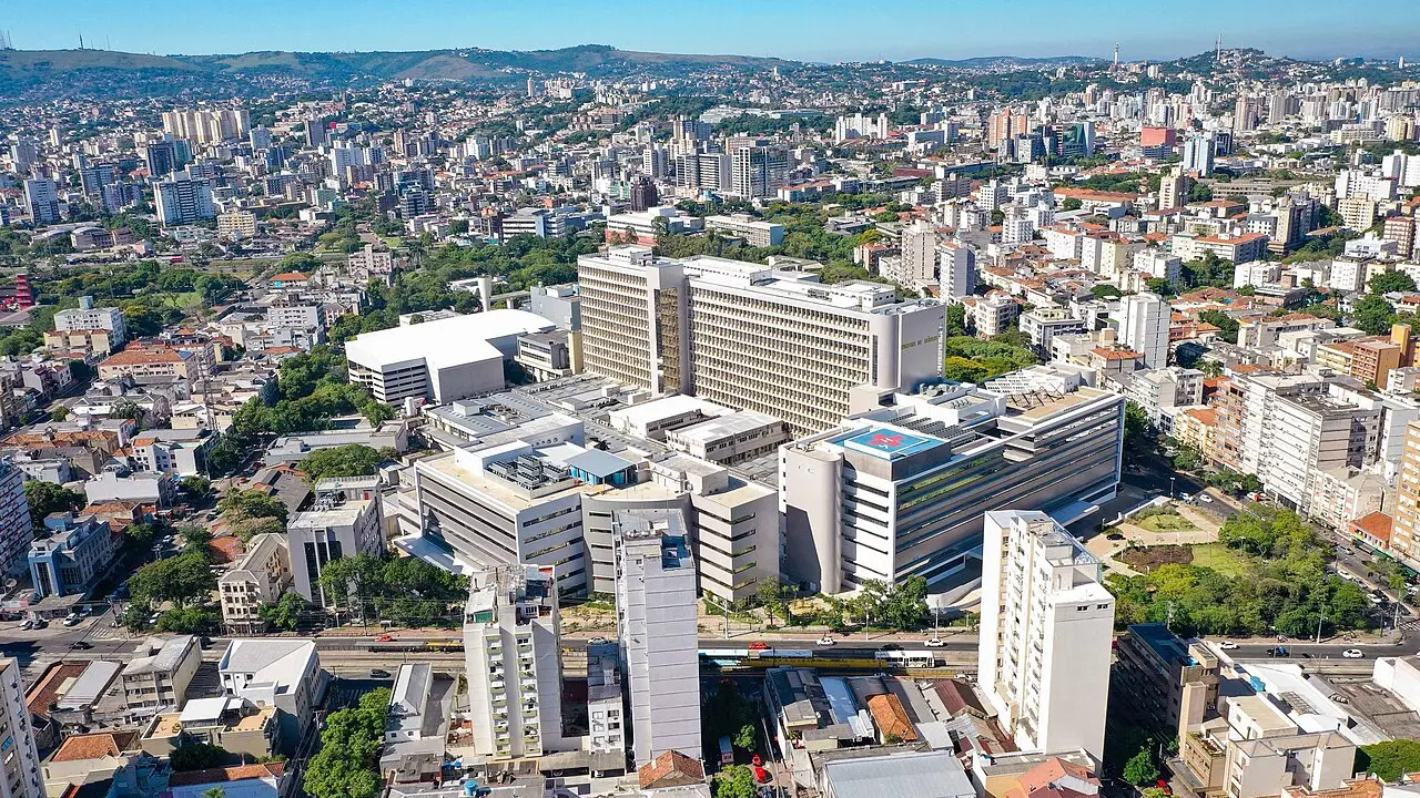 Vista aérea panorámica de un gran complejo hospitalario rodeado por edificios urbanos en la ciudad.