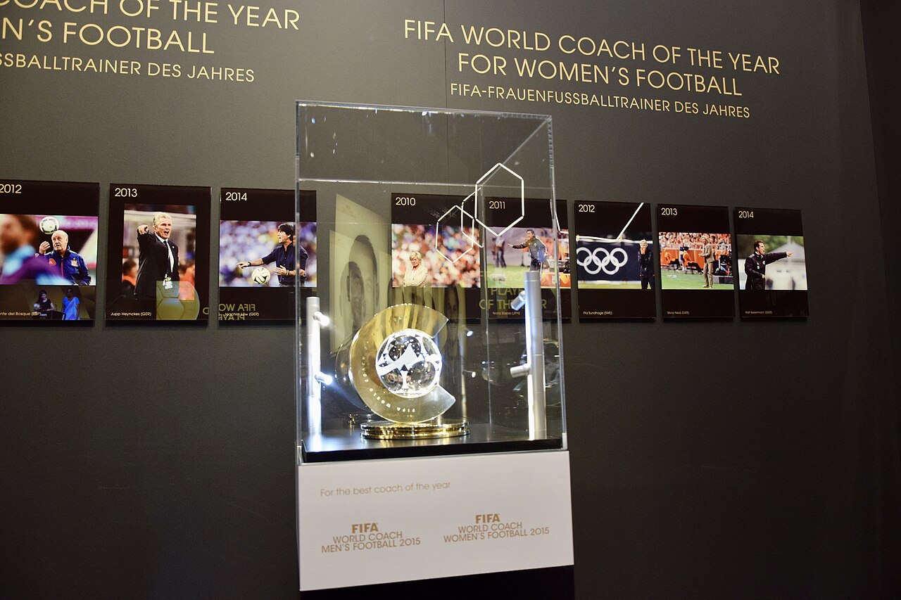 Un trofeo dorado de la FIFA se exhibe dentro de una vitrina en un museo.