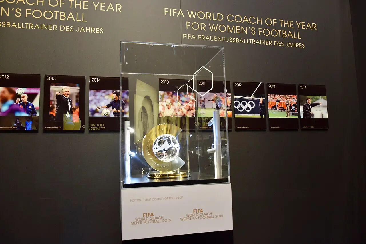 Un trofeo dorado de la FIFA se exhibe dentro de una vitrina en un museo.