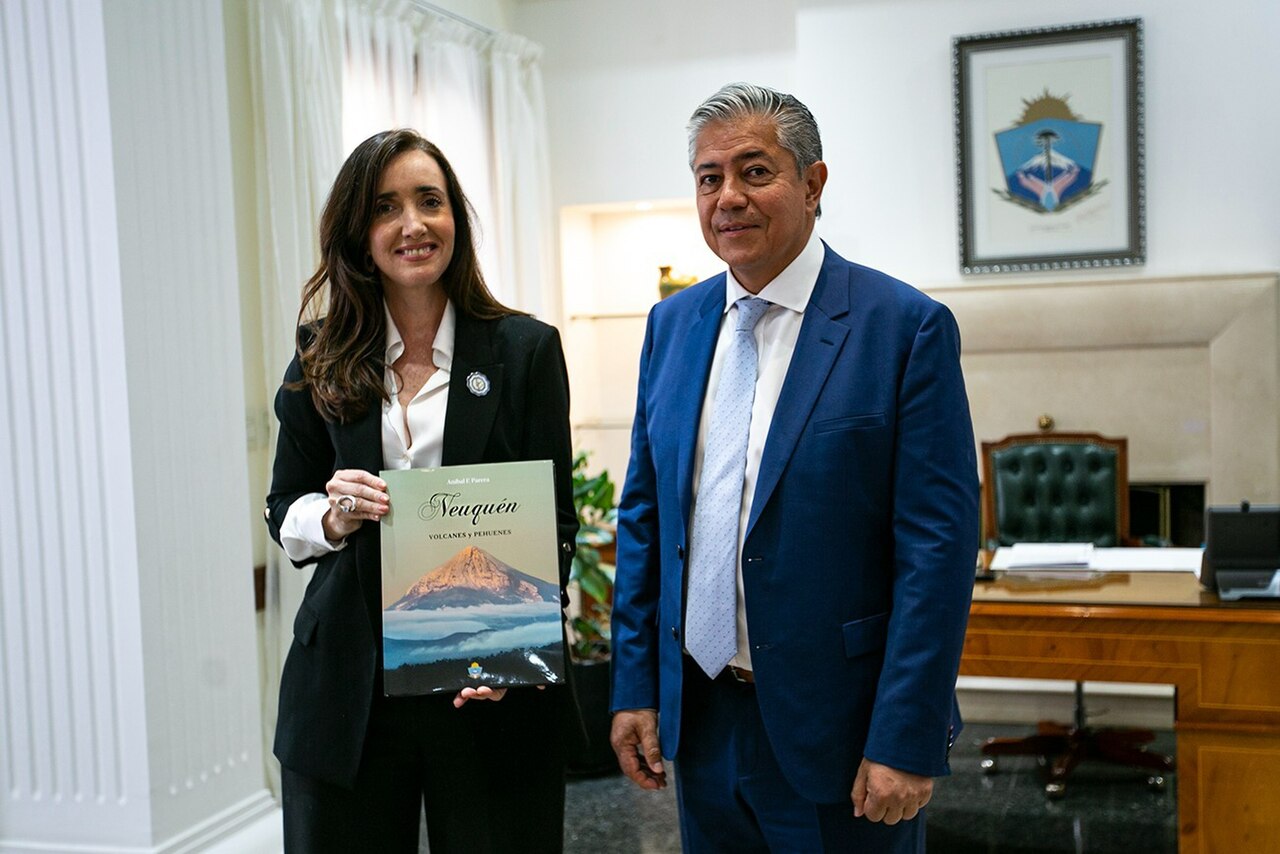El gobernador Rolando Figueroa sostiene un libro junto a la vicepresidenta Victoria Villarruel en Buenos Aires.
