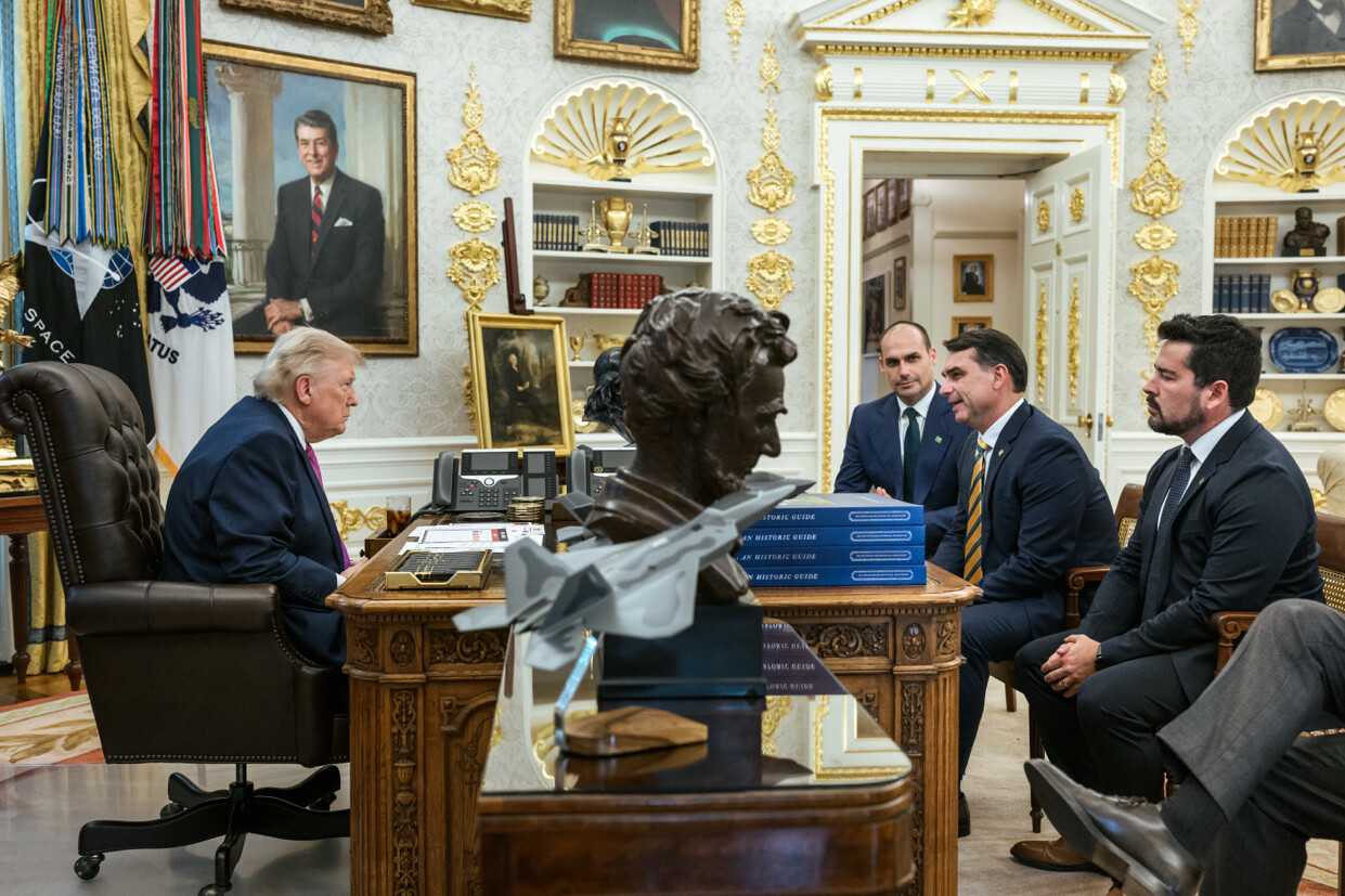 Flávio Bolsonaro se reúne junto a otros funcionarios frente a Donald Trump en Estados Unidos.