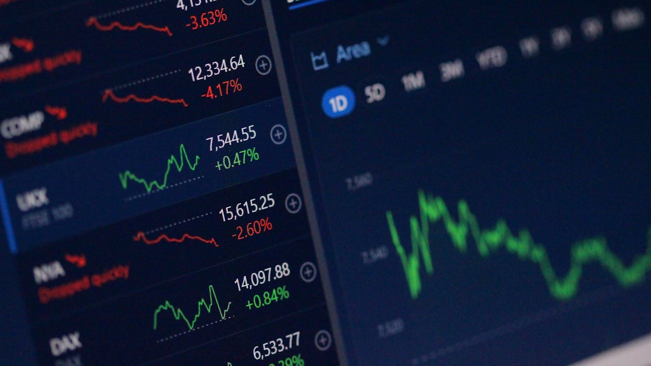 Interfaz de una aplicación financiera digital con diversos indicadores de mercado y valores bursátiles.