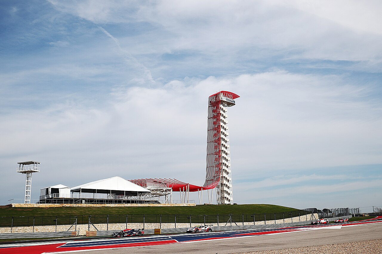 Vista de la torre de observación junto a una recta del autódromo Circuit of the Americas.