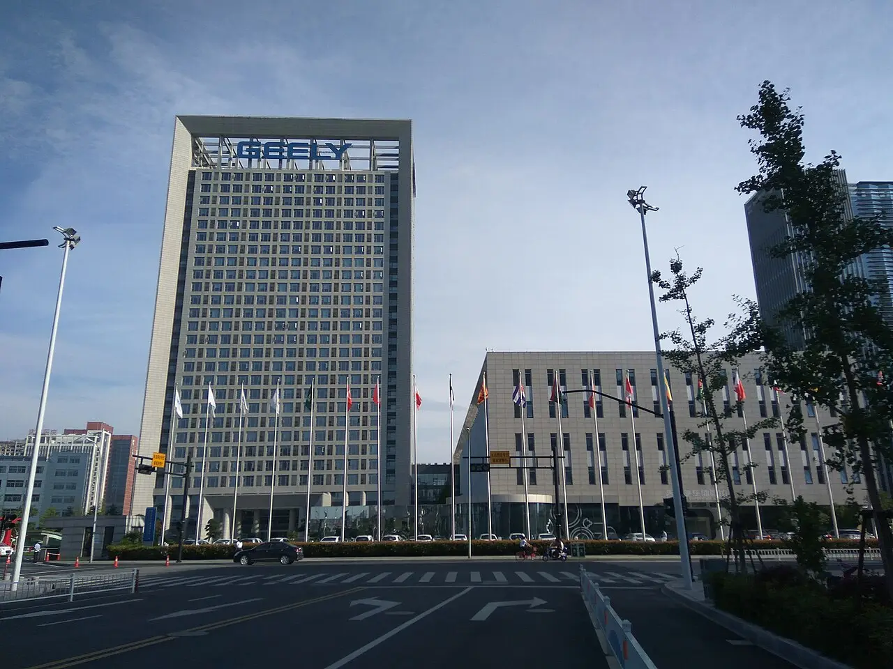 Edificio corporativo de la empresa automotriz Geely con su logo visible en la fachada principal.