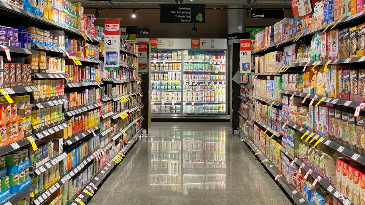 超市货架上摆满了各种食品和饮料。